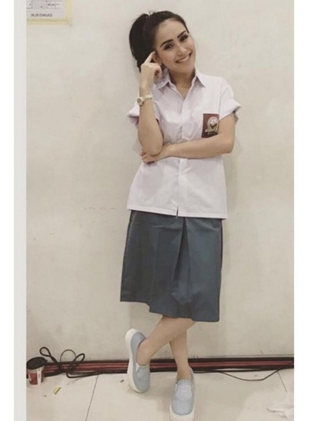 Punya postur tubuh yang mungil, penampilan Ayu Ting Ting saat mengenakan seragam SMA masih tampak seperti anak ABG. Padahal Ayu sendiri diketahui sudah memiliki seorang putri. Foto: Instagram