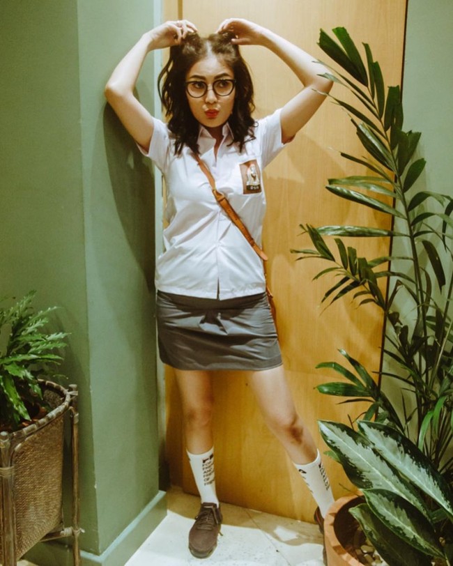 Tampil berseragam SMA ditambah pose yang imut dengan memajukan bibirnya dan tangan yang memegang rambut yang terikat dua, penampilan Nindy Ayunda terlihat seperti anak SMA sungguhan. Padahal Nindy sendiri sudah memiliki seorang putri bernama Abhirama Danendra Harsono. Foto: Instagram