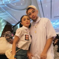 Terkenal memiliki penampilan awet muda, gaya Yuni Shara ketika berseragam SMA ini sukses mencuri atensi. Sambil mengenakan rok mini dan rambut yang diikat dua, penampilan penyanyi berusia 50 tahun itu tak kalah dari para ABG yang berusia jauh di bawahnya. Foto: Instagram