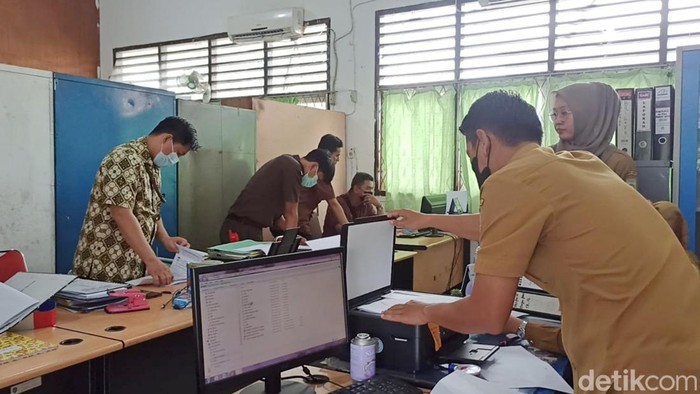 Penyidik Kejati Sumsel menggeledah kantor Dinas Pertanian Sumsel.