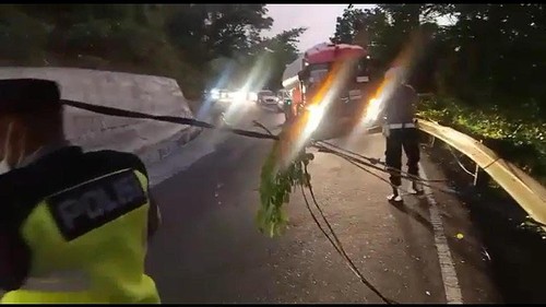 personil dari Polsek Abang saat melakukan pengaturan lalu lintas akibat kabel yang melintang