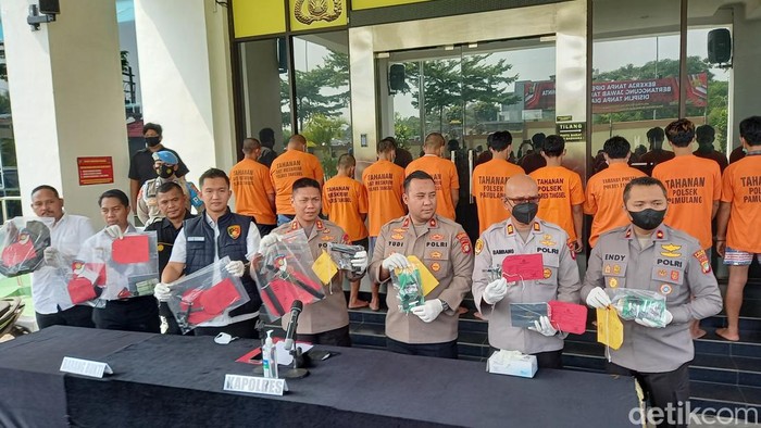 Polisi menangkap pelaku pencurian sepeda motor (curanmor) berinisial S (24) yang menggunakan modus mengaku sebagai polisi saat hendak mencuri motor korban. (Khairul M/detikcom)