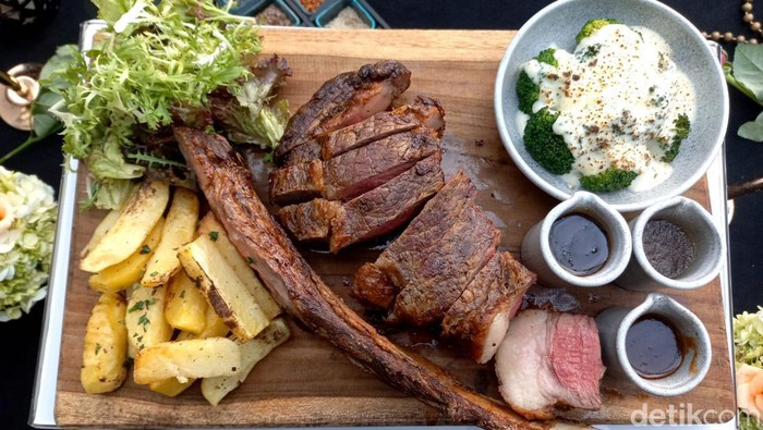 Premium US Tomahawk, menu main course terbaru dari The Trans Luxury Hotel Bandung.