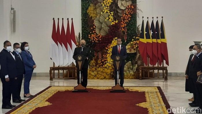 Presiden Jokowi dan Presiden Timor Leste Jose Ramos-Hosta melakukan pertemuan bilateral di Istana Bogor. Mereka sepakat untuk memperkuat konektivitas. (Kanavino AR/detikcom)