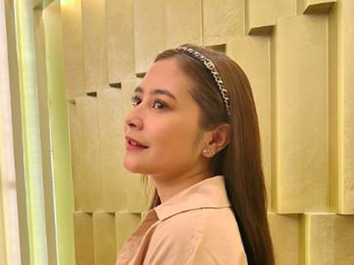 Prilly Latuconsina mennggunakan bando seharga Rp 13 juta.