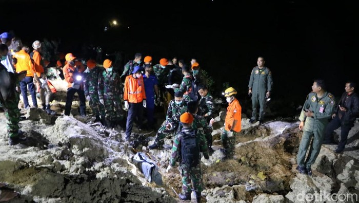 Proses evakuasi pesawat T50i di Blora