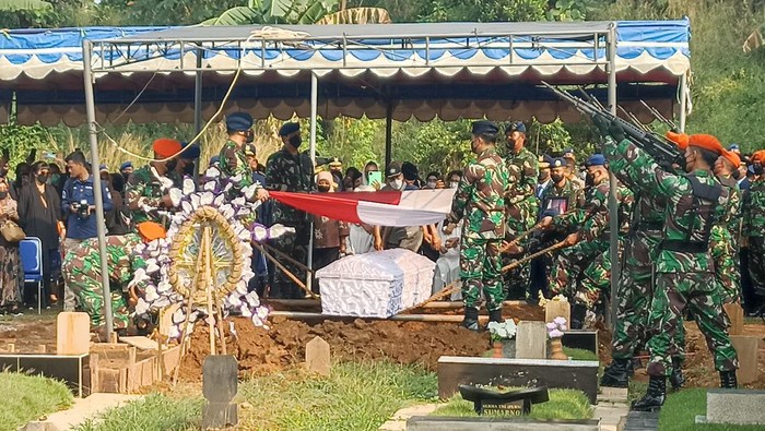 Prosesi pemakaman Lettu Pnb Allan di Bekasi (Wildan-detikcom)