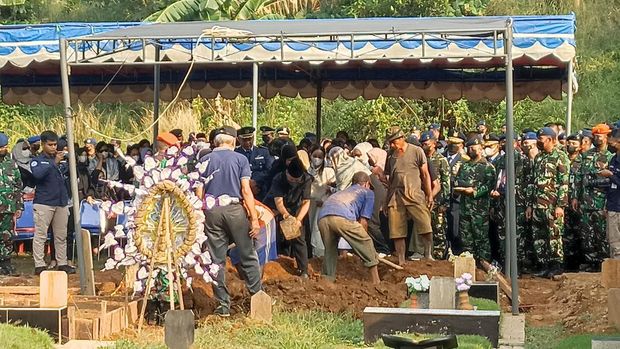 Prosesi pemakaman Lettu Pnb Allan di Bekasi (Wildan-detikcom)