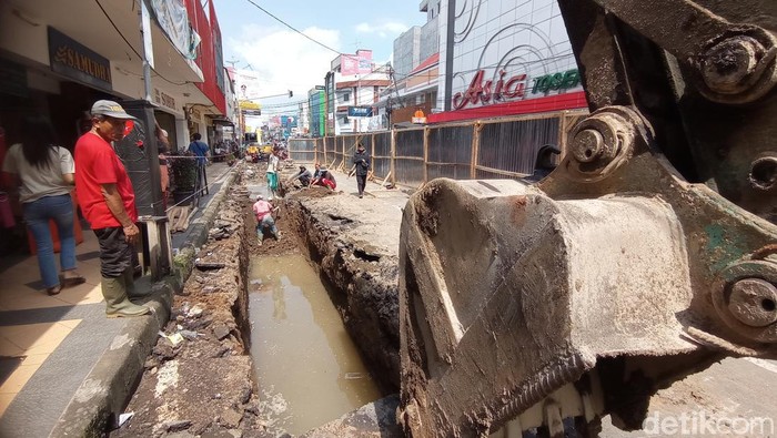 Proyek penataan jalan HZ Mustofa dan jalan Cihideung Kota Tasikmalaya.
