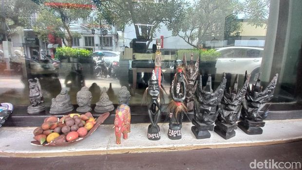 Ramdan Kosasih (62), pedagang kerajinan tangan di Jalan Braga, Kota Bandung, Senin (19/7/2022)
