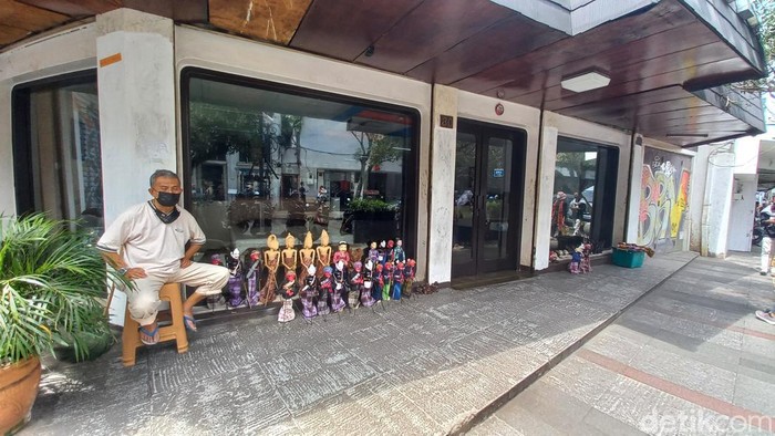 Ramdan Kosasih (62), pedagang kerajinan tangan di Jalan Braga, Kota Bandung, Senin (19/7/2022)