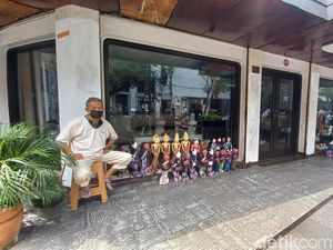 Cerita Warga Bandung Kenalkan Wayang Golek ke Turis Asing Sejak SD