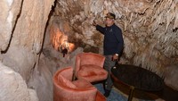 Kepala Satpol PP Badung I Gusti Agung Ketut Suryanegara menyebut juga harus ada kepastian hukum, seperti adanya perizinan, rekomendasi dari pihak lingkungan hidup, dan balai budaya yang menyatakan boleh dibangun restoran di dalam gua itu hingga The Cave bisa beroperasi lagi. 