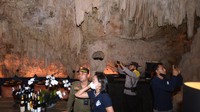 Restoran dalam gua itu adalah restoran The Cave yang terletak di dalam gua di kawasan Pecatu, Kabupaten Badung, Bali. Penghentian operasional sementara itu dilakukan oleh Satpol PP Badung bersama sejumlah instansi terkait. 