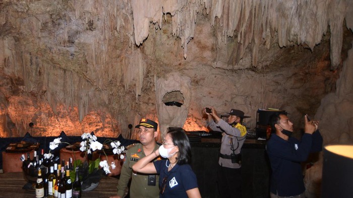 Petugas melakukan peninjauan lapangan untuk memeriksa legalitas bangunan Restoran The Cave di kawasan Pecatu, Badung, Bali, Selasa (19/7/2022). Restoran unik yang terletak di dalam gua itu dihentikan operasionalnya sementara karena belum melengkapi izin dan sedang menunggu kajian dari sejumlah instansi terkait pemanfaatan gua tersebut sebagai restoran. ANTARA FOTO/Fikri Yusuf/rwa.