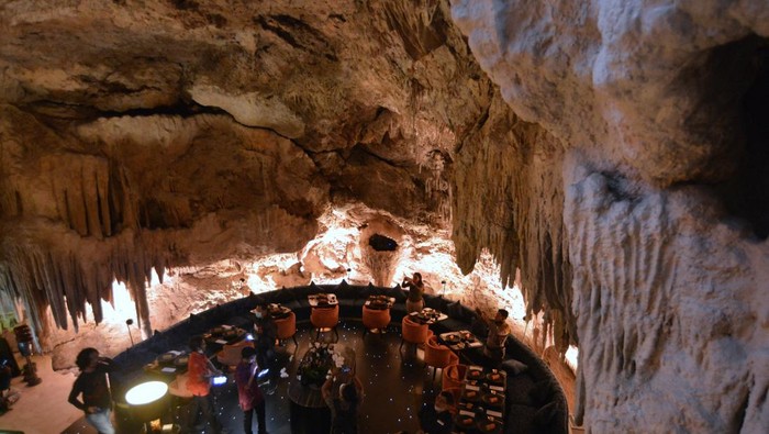 Petugas melakukan peninjauan lapangan untuk memeriksa legalitas bangunan Restoran The Cave di kawasan Pecatu, Badung, Bali, Selasa (19/7/2022). Restoran unik yang terletak di dalam gua itu dihentikan operasionalnya sementara karena belum melengkapi izin dan sedang menunggu kajian dari sejumlah instansi terkait pemanfaatan gua tersebut sebagai restoran. ANTARA FOTO/Fikri Yusuf/rwa.