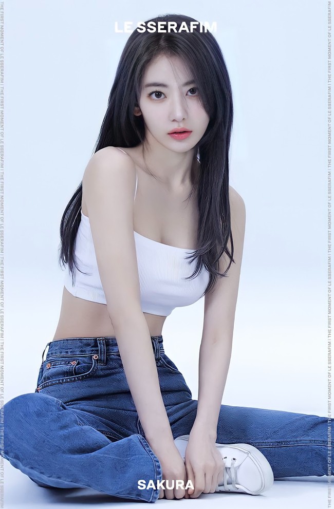 Saking kecilnya pinggang Sakura LE SSERAFIM, ia pernah mengaitkan peniti pada bagian belakang celananya. Menurut Sakura, ia juga mendapat otot karena sering menari. Foto: dok. HYBE Labels