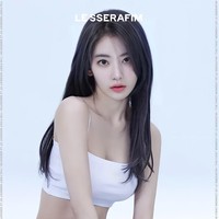 Saking kecilnya pinggang Sakura LE SSERAFIM, ia pernah mengaitkan peniti pada bagian belakang celananya. Menurut Sakura, ia juga mendapat otot karena sering menari. Foto: dok. HYBE Labels