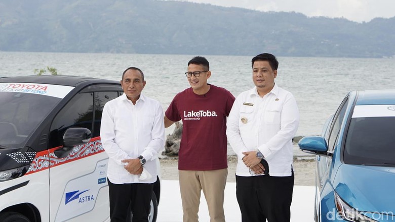 Sandiaga Uno dan Edy Rahmayadi meresemikan program EV Smart Mobility Project di Pulau Samosir, Sumatera Utara, Selasa (19/7/2022).