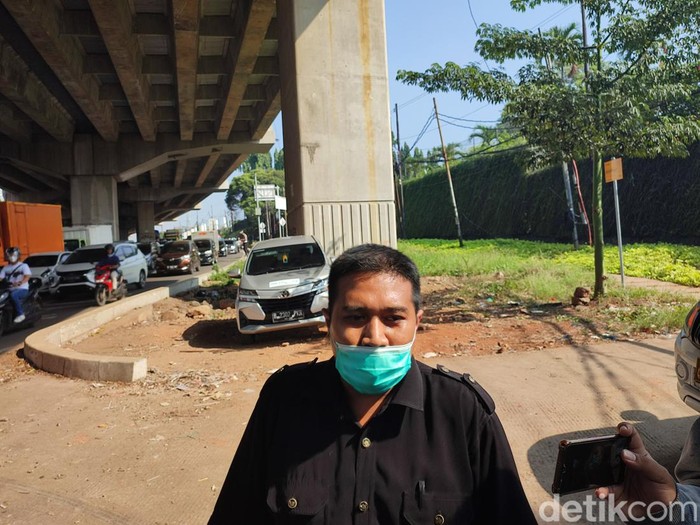 Satpam bernama Kunto Wira, saksi kecelakaan maut truk Pertamina di Cibubur.