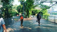 Usai ditertibkan jembatan itu pun kembali bersih. Warga sudah melintas di lokasi dan ABG SCBD yang tidur ngemper sudah tak ada di lokasi (dok Instagram @satpolpp.dki)