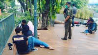 Satpol PP melakukan penertiban di jembatan dekat Stasiun BNI pada Senin (18/7). (dok Instagram @satpolpp.dki)