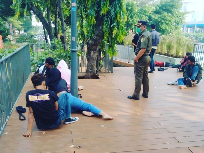 Satpol PP membangunkan ABG 'SCBD' yang tidur ngemper di jembatan dekat Stasiun BNI City (dok Instagram @satpolpp.dki) Satpol PP membangunkan ABG 'SCBD' yang tidur ngemper di jembatan dekat Stasiun BNI City (dok Instagram @satpolpp.dki)