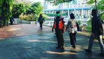 Potret Satpol PP Bangunin ABG SCBD Tidur Ngemper di Dukuh Atas