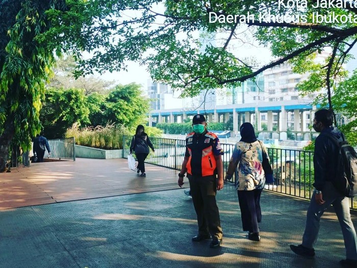 Satpol PP membangunkan ABG 'SCBD' yang tidur ngemper di jembatan dekat Stasiun BNI City (dok Instagram @satpolpp.dki)