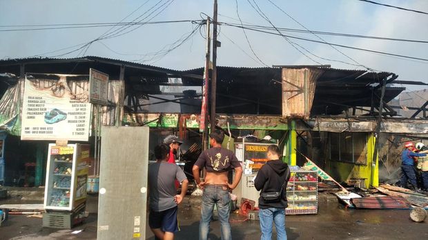 Sebanyak 16 kios di Terminal Kota Bekasi terbakar. Dilaporkan sejumlah tiga orang mengalami luka bakar dalam insiden tersebut. (dok Damkar Kota Bekasi)