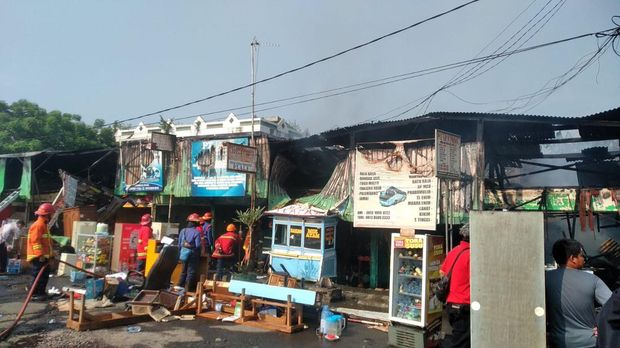 Sebanyak 16 kios di Terminal Kota Bekasi terbakar. Dilaporkan sejumlah tiga orang mengalami luka bakar dalam insiden tersebut. (dok Damkar Kota Bekasi)