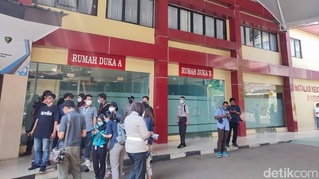Sebanyak 7 korban jiwa kecelakaan akibat ditabrak truk tangki Pertamina di Cibubur telah teridentifikasi dan diserahkan ke keluarga. (Nahda RU/detikcom)
