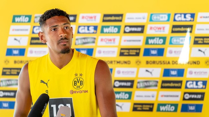 sebastien haller borussia dortmund tur pramusim borussia dortmund BAD RAGAZ, SWITZERLAND - JULY 17: Sebastien Haller of Borussia Dortmund during a press conference at the Borussia Dortmund Training Camp on July 17, 2022 in Bad Ragaz. (Photo by Alexandre Simoes/Borussia Dortmund/Getty Images)