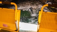 Gulungan air bisa mencapai tinggi dua meter. Tak heran, sungai buatan ini kerap didatangi para peselancar yang hendak mengasah bakat atau sekadar surfing di waktu luang.    