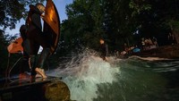 Berselancar di sungai ini pada malam hari sudah menjadi tradisi bagi para peselancar disana.  