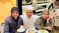 Selain karena kasusnya, momen kuliner Septia Yetri Opani kerap mencuri perhatian. Seperti momennya makan bersama sang suami dan Anji. Foto: Instagram @septiasiregar17