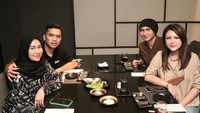 Momen makan bersama kedua pasangan ini juga dipamerkan. Mereka tampak menikmati hidangan BBQ khas Jepang. Foto: Instagram @septiasiregar17