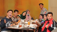 Septia dan sang suami juga pernah makan malam bersama pasangan Teuku Ryan-Ria Ricis dan Ruben Onsu. Ini momen mereka di sebuah restoran. Foto: Instagram @septiasiregar17