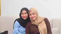 Momen manis Septia dan Aurel Hermansyah juga terlihat ketika memberikan kue dengan hiasan kaos bola yang tampak seperti aslinya. Foto: Instagram @septiasiregar17