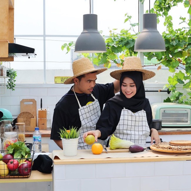 Menurut Humas Pengadilan Agama Jakarta Timur, Ira Puspita Sari, sidang perdana perceraian antara Septia Yetri Opani dan Putra Siregar akan digelar pada 5 Januari 2023 dengan agenda mediasi. (Sidang perdana) tanggal 5 (Januari) ucap Ira Puspita Sari. Kalau hadir dua-duanya kita mediasi, kata Ira saat ditemui Detikcom di Pengadilan Agama Jakarta Timur, Kamis (29/12/2022). Foto: Instagram @septiasiregar17