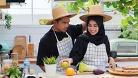 Begini romantisnya Septia dan Putra Siregar ketika pemotretan dengan latar di dapur. Ada juga hiasan buah dan sayuran yang mereka pakai untuk berpose. Foto: Instagram @septiasiregar17