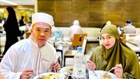 Ketika umroh beberapa waktu lalu, begini manisnya momen Septia dan Putra. Mereka tampak menikmati hidangan khas Arab di sebuah restoran. Foto: Instagram @septiasiregar17