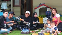 Momen akrab Septia dan keluarga juga sempat dipamerkan ke Instagram. Mereka tampak menikmati makan siang dengan hidangan penutup berupa buah-buahan. Foto: Instagram @septiasiregar17