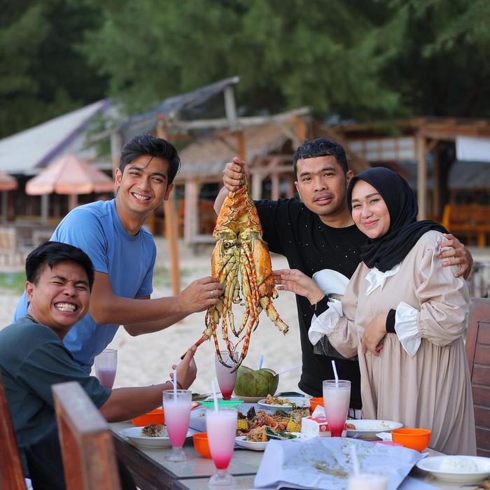 Septia Yetri Opani, istri Putra Siregar