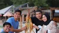 Saat liburan ke Bali beberpa waktu lalu, Septia dan suami memesan menu seafood lezat. Salah satunya ada menu lobster berukuran jumbo. Foto: Instagram @septiasiregar17