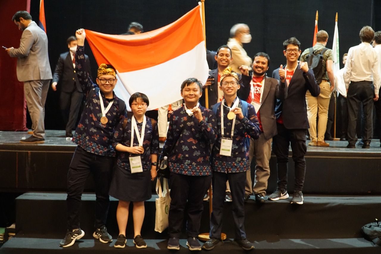 Siswa Indonesia yang menyabet 4 medali dalam Olimpiade Biologi Internasional 2022 yang diselenggarakan di Armenia.