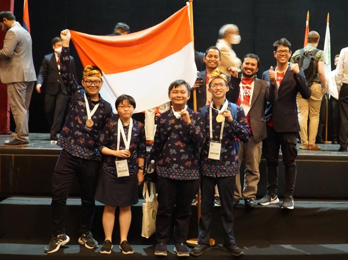 Siswa Indonesia yang menyabet 4 medali dalam Olimpiade Biologi Internasional 2022 yang diselenggarakan di Armenia.