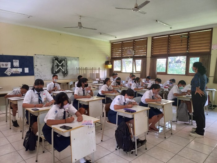 Siswa Kelas X SMA Bali Mandara saat mengikuti program foundation, Selasa (19/7/2022).