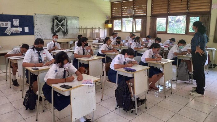 Siswa Kelas X SMA Bali Mandara saat mengikuti program foundation, Selasa (19/7/2022).