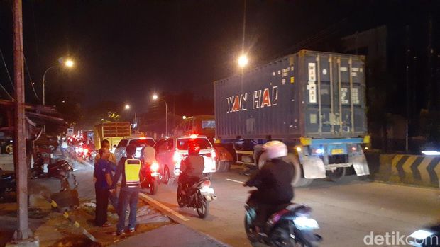 Situasi di lokasi truk melintang masih terlihat padat merayap hingga pukul 19.10 WIB di Banyumanik, Semarang, Selasa (19/7/2022).